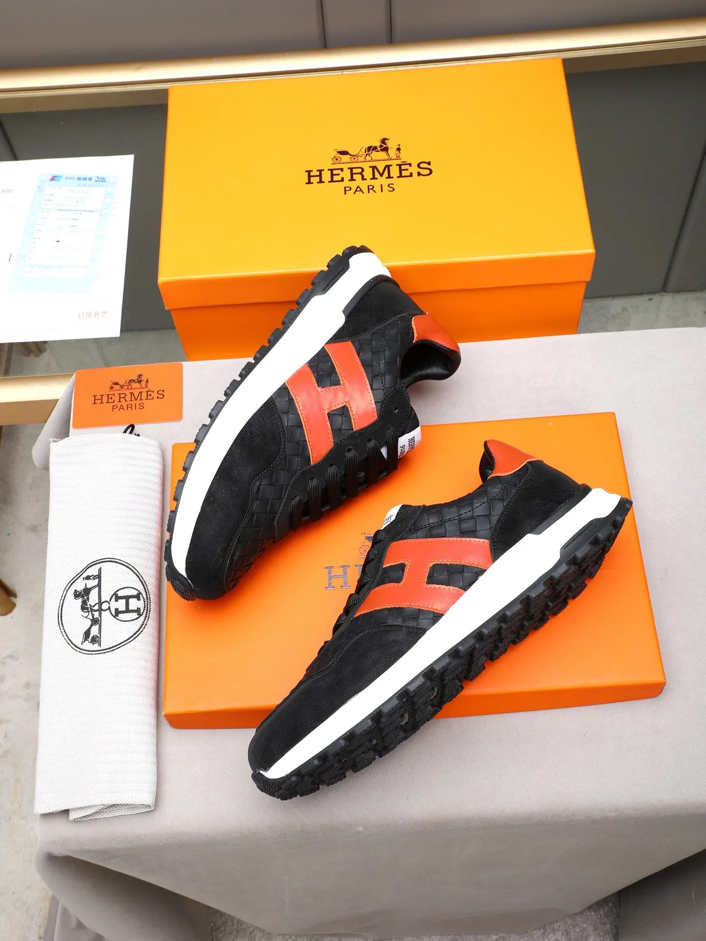 📛📛📛PPP420 (Hermes)🆕Men's color-blocked sneakers with textured calfskin details. Spliced ​​with original cowhide, this shoe draws inspiration from the equestrian world, integrating technical details and practical functions. Breathable sheep lining, original combination outsole, high-end quality, and every detail is perfectly combined! Size: 38-44 (45 can be customized)